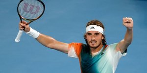 Ο Στέφανος Τσιτσιπάς πανηγυρίζει μετά το τέλος του αγώνα με τον Σίνερ