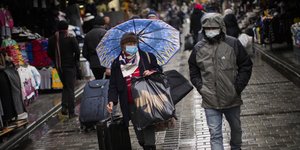Άνθρωποι με μάσκες στην Κωνσταντινούπολη