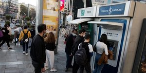 Τούρκοι πολίτες σε ΑΤΜ για ανάληψη χρημάτων