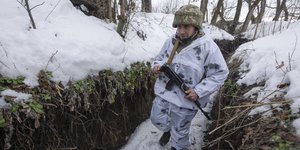 Ουκρανός στρατιώτης στην περιοχή κοντά στα σύνορα με τη Ρωσία