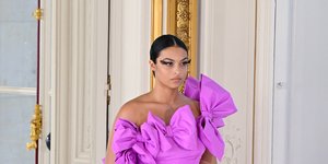 Μοντέλο με φόρεμα του οίκου Valentino