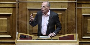 Ο Γιάνης Βαρουφάκης στη Βουλή
