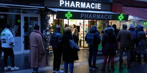 Ουρές σε φαρμακείο στη Γαλλία εν μέσω έξαρσης της Όμικρον 