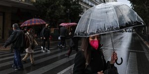 Κόσμος με ομπρέλες, στη βροχερή Αθήνα