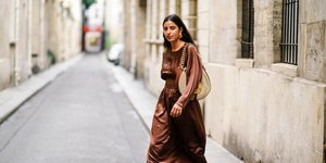 γυναίκα με φόρεμα στην εβδομάδα μόδας