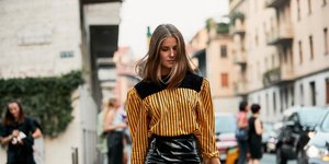 γυναίκα με μίνι φούστα