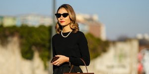 γυναίκα με φόρεμα