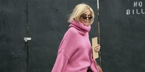 Γυναίκα με ροζ πουλόβερ