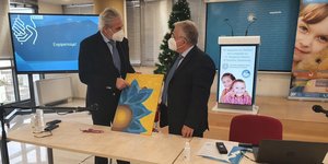 Ο υπουργός Κλιματικής Κρίσης με τον πρόεδρο της οργάνωσης «Χαμόγελο του Παιδιού»