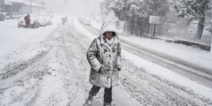 Γυναίκα περπατά στο χιόνι