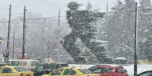 Στα λευκά ντύθηκε ο Δρομέας στο κέντρο της Αθήνας