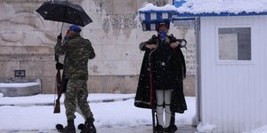 Χιόνια στο μνημείο του Άγνωστου Στρατιώτη στο Σύνταγμα