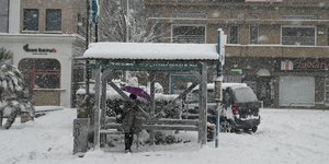 Χιόνια στη στάση λεωφορείου 