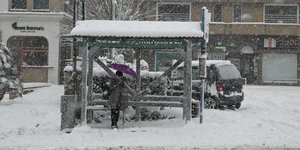 Ο χιονιάς προκάλεσε ταλαιπωρία και στους επιβάτες των λεωφορείων 