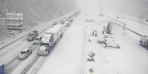 Τεράστια ταλαιπωρία για τους οδηγούς που εγκλωβίστηκαν από τη χιονοθύελλα στη Βιρτζίνια