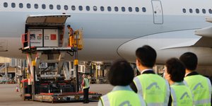 ΕργαζόμενΟΙ στην αεροπορική εταιρεία του Χονγκ Κονγκ Cathay Pacific Airways