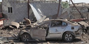 Ένας άνδρας στη Σαναά της Υεμένης βλέπει ότι απέμεινε από το αμάξι του, μετά από βομβαρδισμούς