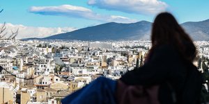 Ζευγάρι απολαμβάνει τη θέα της Αθήνας από το Λυκαβηττό
