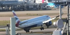 Η στιγμή που το αεροσκάφος γέρνει λόγω των ανέμων