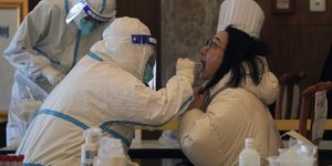 Λήψη δείγματος για τεστ κορωνοϊού στην Κίνα