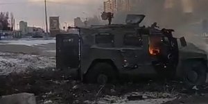 Φλεγόμενο ρωσικό στρατιωτικό όχημα στο Χάρκοβο