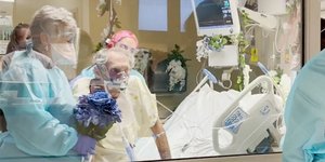 H στιγμή που το ζευγάρι παντρεύεται μέσα στη ΜΕΘ νοσοκομείου στο Λας Βέγκας