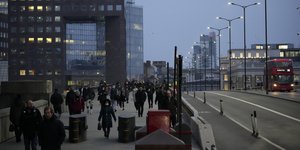 Πολίτες στη γέφυρα του Λονδίνου 