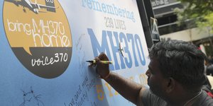Άνδρας γράφει συλλυπητήριο μήνυμα για τα θύματα της MH370