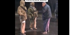 Παππούς τα ψέλνει σε Ρώσους στρατιώτες στη Μελιτόπολη