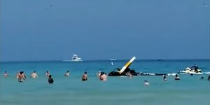 Δευτερόλεπτα μετά τη συντριβή του ελικοπτέρου σε παραλία του Μαϊάμι