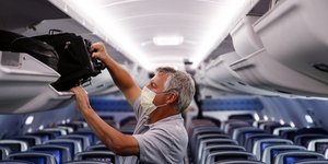 Επιβάτης με μάσκα σε πτήση της Delta Airlines