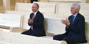 O Ρώσος πρόεδρος Βλαντίμιρ Πούτιν και ο δισεκατομμυριούχος Γκενάντι Τιμτσένκο