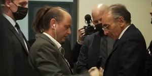 O Ερίκ Ζεμούρ (δεξιά) και ο σύμβουλος επικοινωνίας του, Ολιβιέ Ουμπεντά (αριστερά)