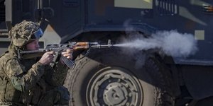 Ουκρανός στρατιώτης πυροβολεί