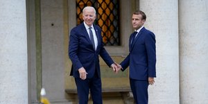 Τζο Μπάιντεν και Εμανουέλ Μακρόν