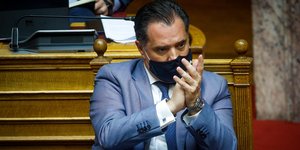 Ο Άδωνις Γεωργιάδης χειροκροτά στη Βουλή