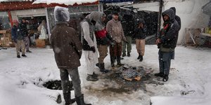 Άνθρωποι προσπαθούν να ζεσταθούν εν μέσω του χιονιά στο Αφγανιστάν