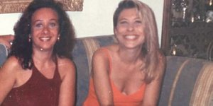 To θύμα (δεξιά) με την δικηγόρο αδερφή της 