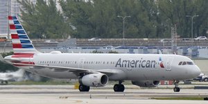 Αμερικανικό αεροσκάφος σε αεροδρόμιο