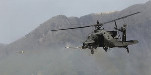 Αμερικανικό ελικόπτερο Apache εξαπολύει πυραύλους