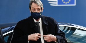 Νίκος Αναστασιαδης κουμπώνει σακακι 