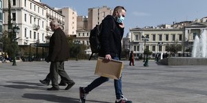 αντρας πισω συντριβανι 