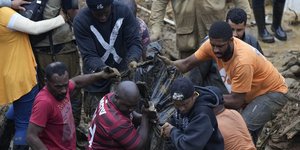 νεκροί από τις πλημμύρες