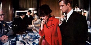 γυναίκα με κόκκινο παλτό