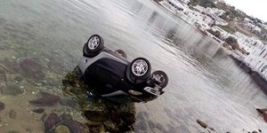 αυτοκίνητο στη θάλασσα