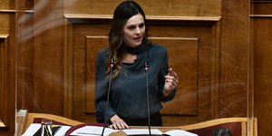 Εφη Αχτσιόγλου μπλουζα μαντιλι