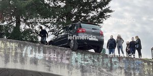 Αυτοκίνητο «κρεμάστηκε» από γέφυρα στην Πανεπιστημιούπολη