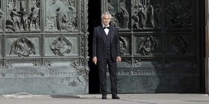Αντρέα Μποτσέλι πορτα γλυπτα
