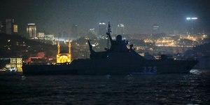 Ρωσικό πολεμικό διαπλέει το Βόσπορο