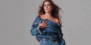 Η Μπρουκ Σιλντς φωτογραφίζεται τόπλες